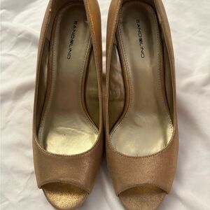 Bandolino Women's Shimmering metallic pink wedges